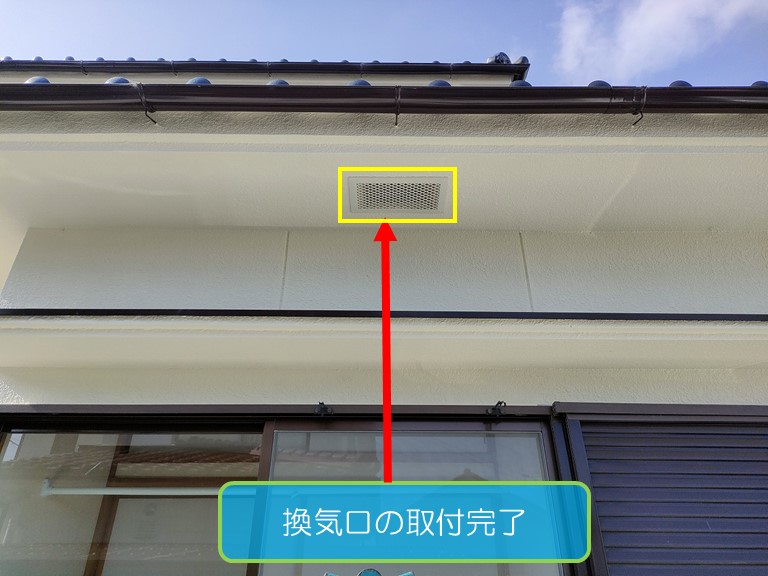 阪南市の和室にハチが浸入！長押の隙間を埋め換気口に防虫網を設置