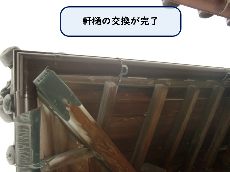 阪南市の2階建てで台風で破損した銅製の雨樋を塩ビ製に入れ替え