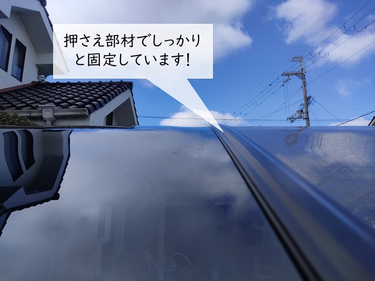 阪南市のカーポートのパネルを固定