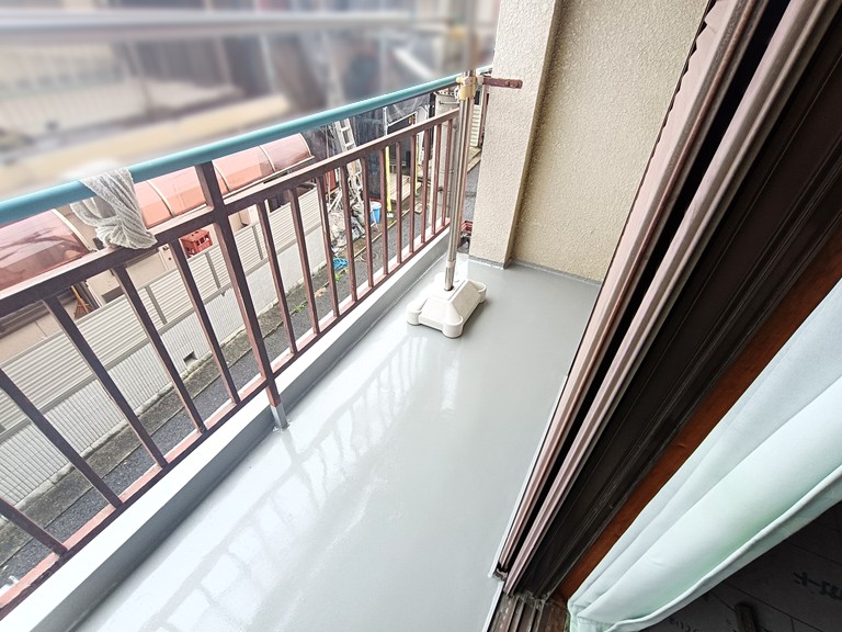 高石市で雨漏り発生！ベランダにウレタン防水を施工したS様の声