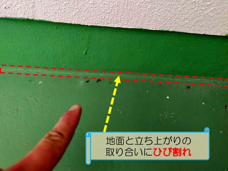 高石市で2階のベランダから雨漏りの可能性があるため2階のベランダを現場調査地面と立ち上がりの取り合いにひび割れあり