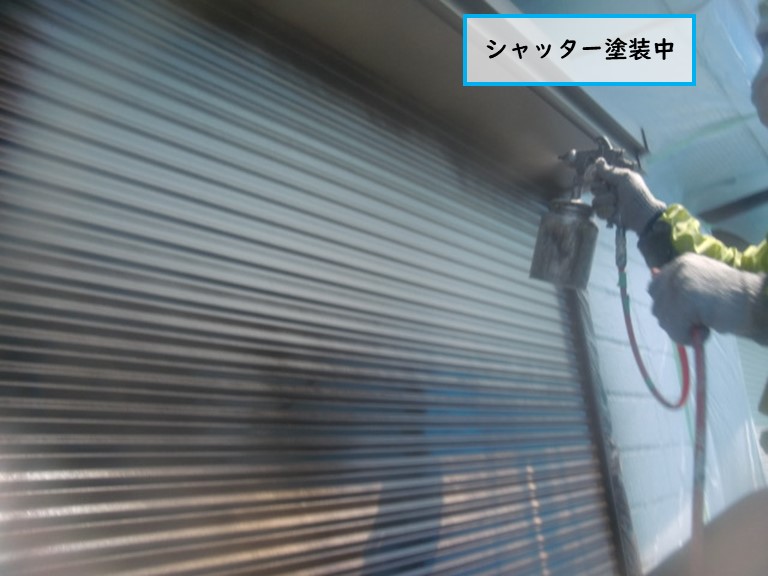 高石市でシャッター塗装中