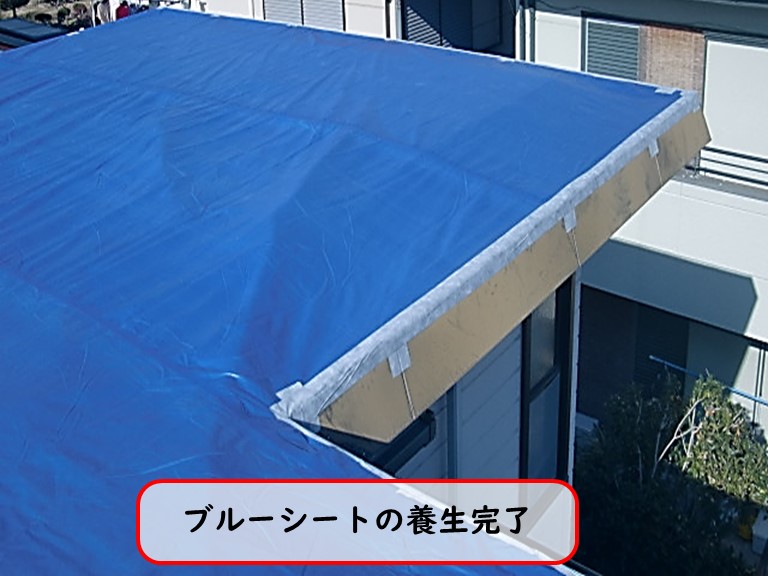 高石市の2階建てで雨漏り対策で屋根にブルーシートを養生をしました