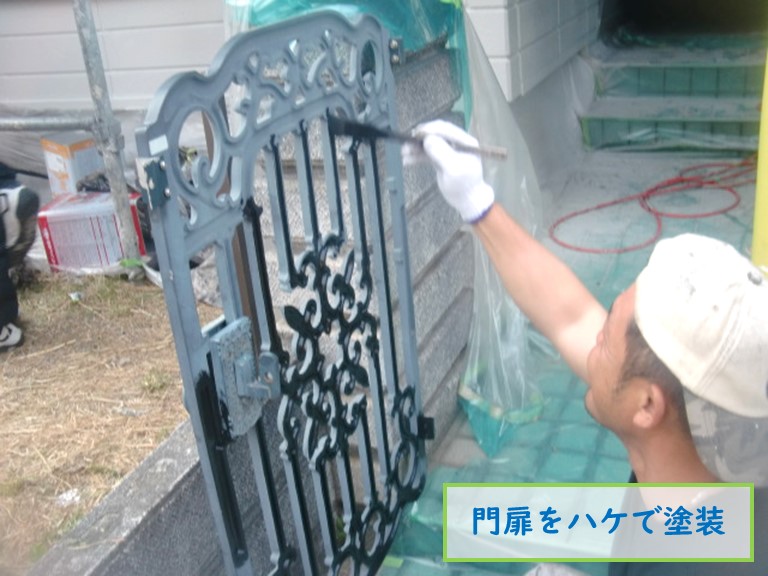 高石市で門扉をハケで塗装