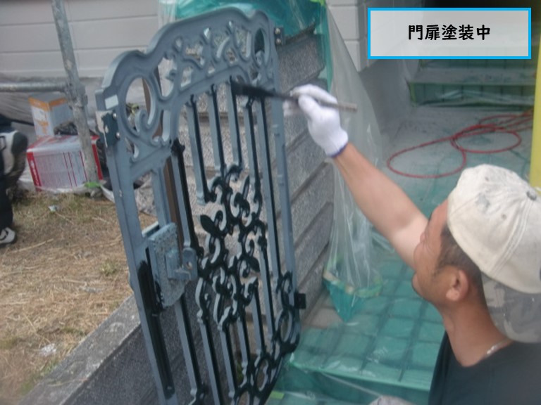 高石市で門扉塗装中