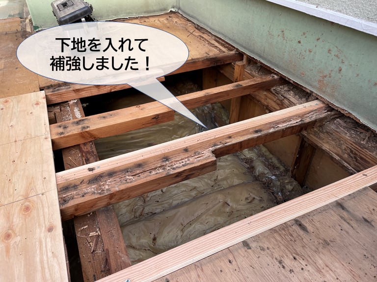 熊取町のベランダの床に補強材を入れました