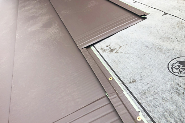 新しい屋根材はスマートメタルと呼ばれる、ガルバリウムより更に錆に強いSGL製の金属屋根を採用